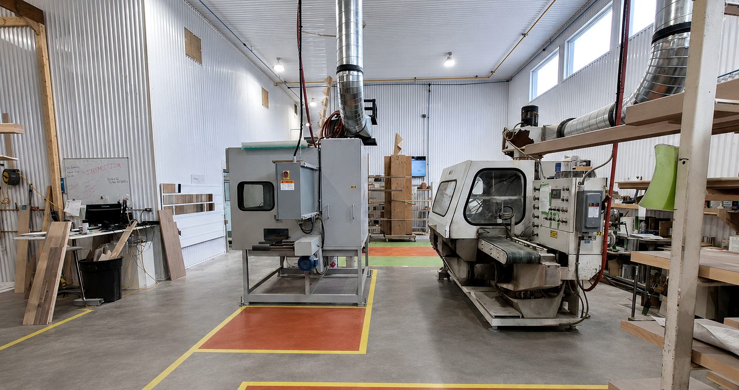 Atelier de production : machines de finition et d'usinage alignées dans l'usine du réseau