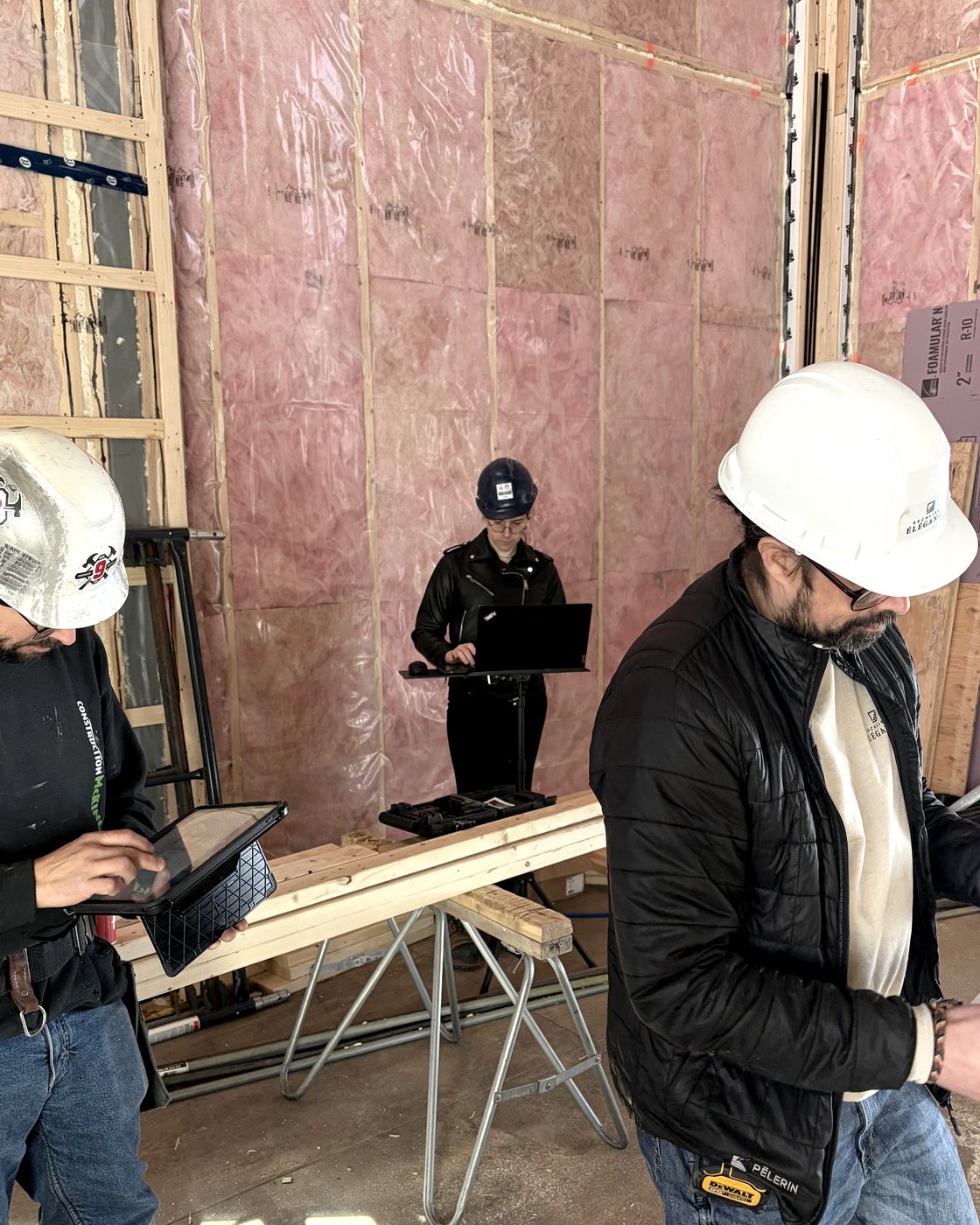 Équipe d'un membre du réseau en relevé de mesures sur un chantier résidentiel