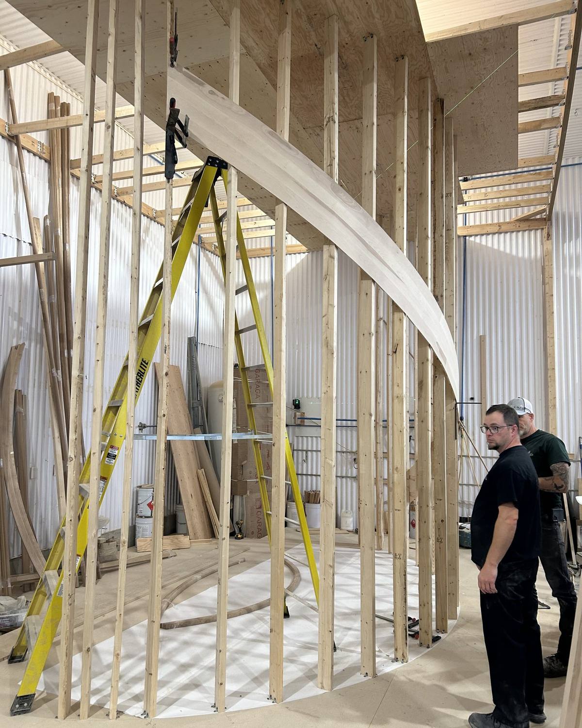 Limon d'escalier courbe monté dans son gabarit de cintrage, à l'usine qui fabrique pour le réseau